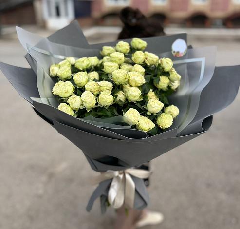Букет Белые кустовые розы Солинеро в Радовицкий