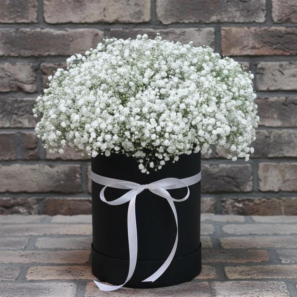 Цветочная композиция из Гипсофила в шляпной коробке в Радовицкий