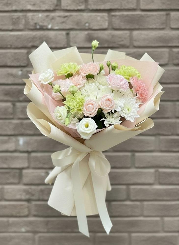 Букет цветов из: Гвоздики, Розы, Лизиантусы и Хризантемы в Радовицкий