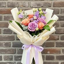 Букет цветов из:  Лизиантусы и Розы в Радовицкий