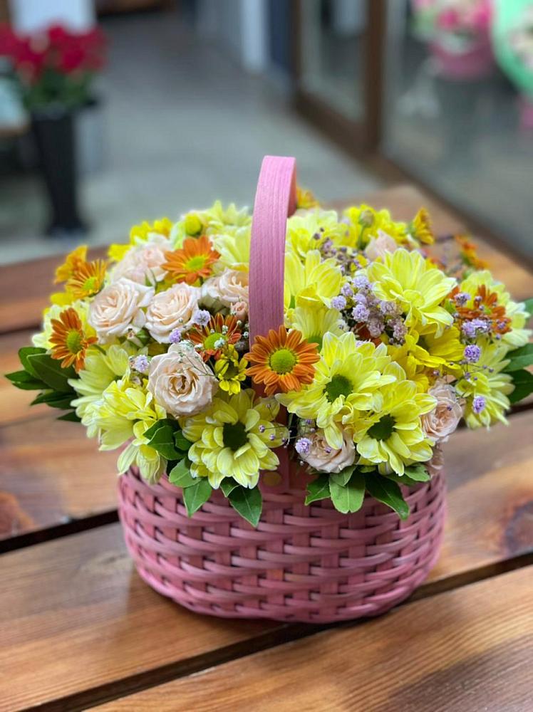 Цветочная композиция из Хризантемы и Розы в корзине в Радовицкий