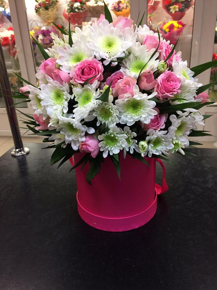 Цветочная композиция из Розы и Хризантемы в шляпной коробке в Радовицкий